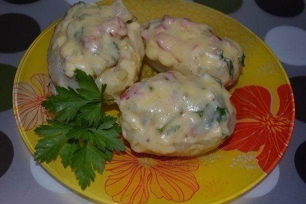 Картофель, фаршированный копченой курицей и овощами под сыром.