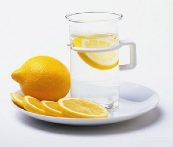 Несколько причин пить утром натощак воду с лимоном