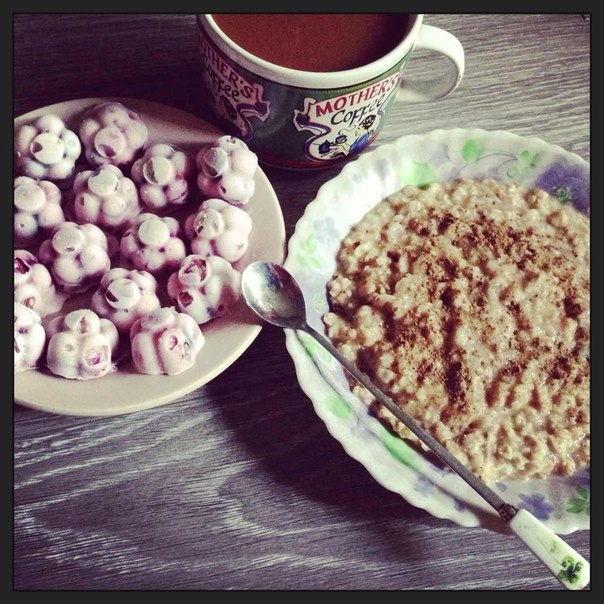 Завтрак - овсянка с творожно-черешневым мороженным ... Ну и кофе с корицей конечно )))