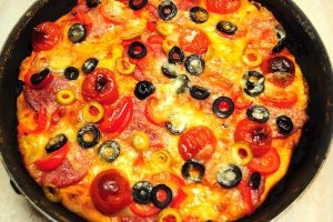 Пицца с салями, моцареллой и помидорами