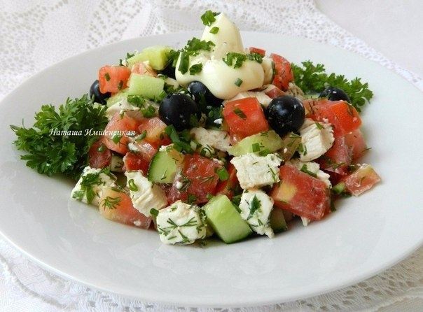 Салат с оливками, курицей и сыром.