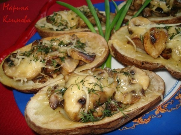 Картофель запеченный с грибами и сыром.