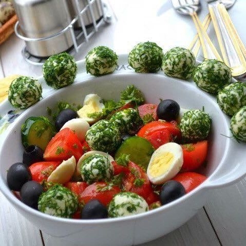 Овощной салат с сырными шариками.