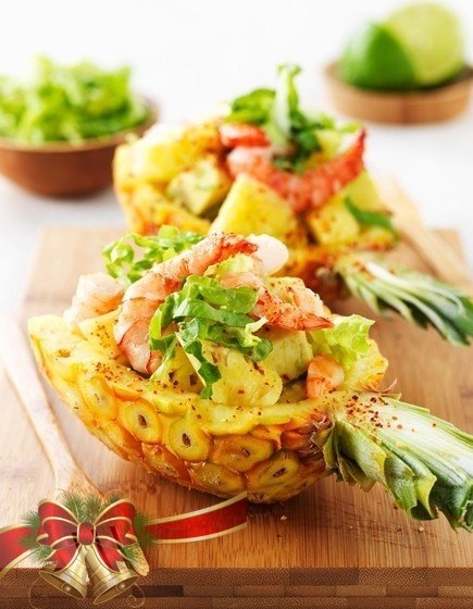Диетическое блюдо на новогодние праздники "Корзиночки из ананаса с креветками"