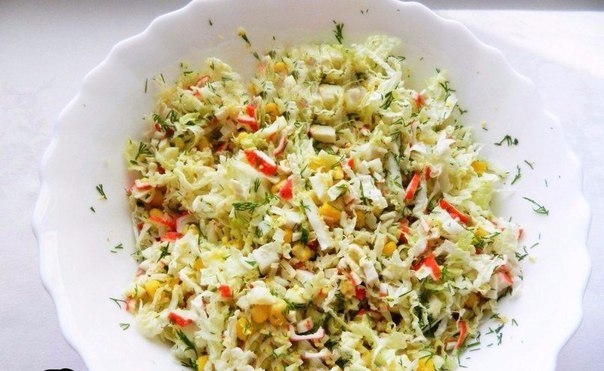 САЛАТ ИЗ ПЕКИНСКОЙ КАПУСТЫ С КРАБОВЫМИ ПАЛОЧКАМИ