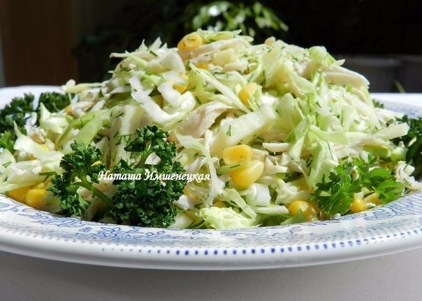 Салат из капусты с курицей и кукурузой