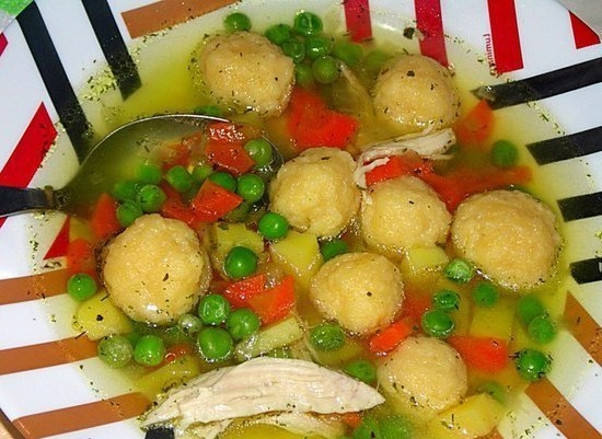 КУРИНЫЙ СУП С СЫРНЫМИ КЛЁЦКАМИ И ЗЕЛЁНЫМ ГОРОШКОМ.