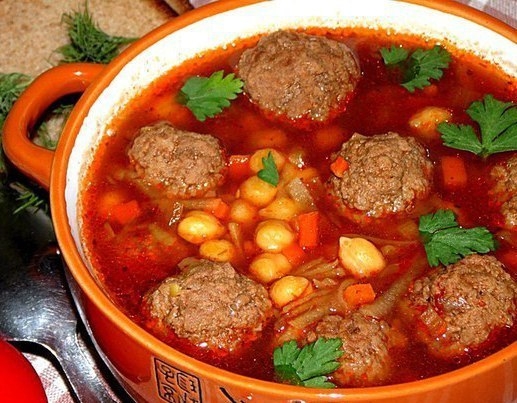 ТОМАТНЫЙ СУП С МЯСНЫМИ ФРИКАДЕЛЬКАМИ И НУТОМ.