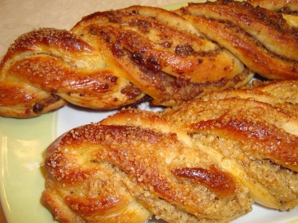 Плетенка с изюмом и орехами