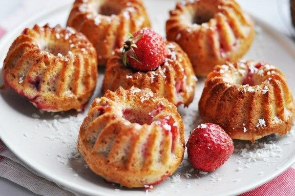 Кексы с клубникой и кокосом Кексы с клубникой и кокосом