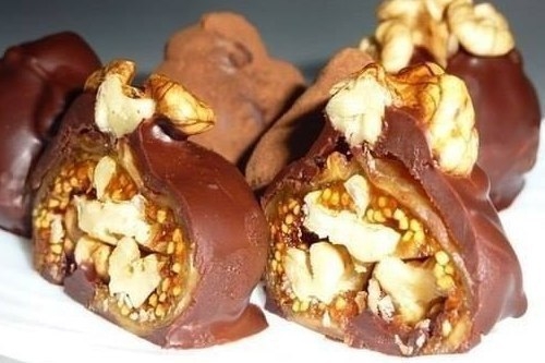 Шоколадные конфеты из инжира с грецкими орехами