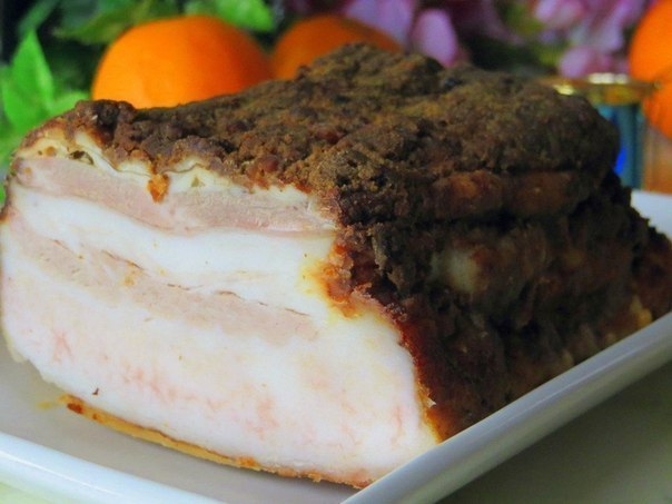 Запеченное сало с аджикой и чесноком Запеченное сало с аджикой и чесноком