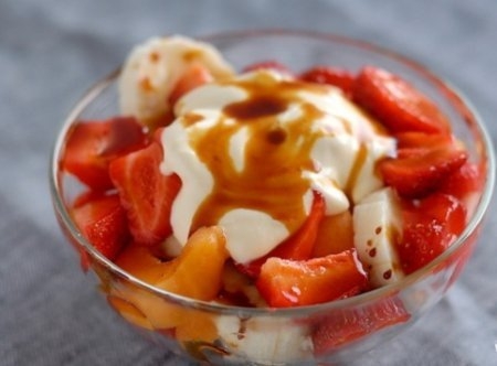 Десерт из клубники и банана