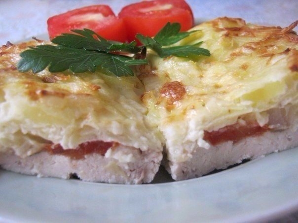Курица запеченная под тертым картофелем"