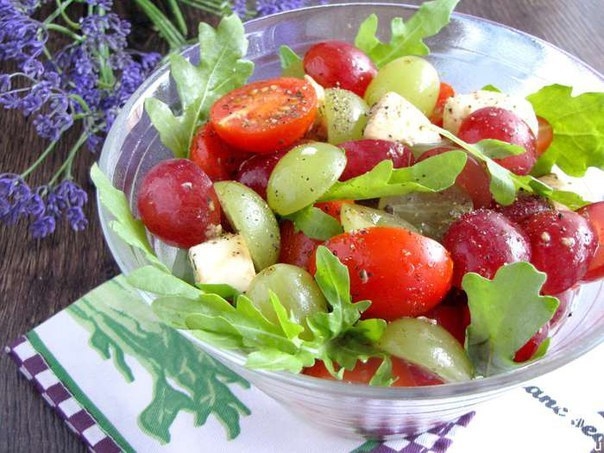 САЛАТ ИЗ МОЦАРЕЛЛЫ, ВИНОГРАДА И ЧЕРРИ