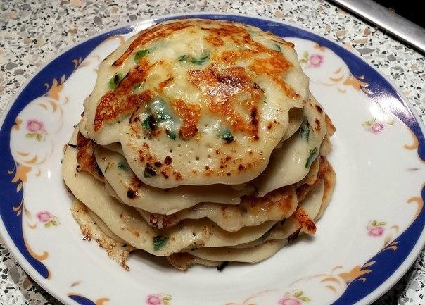 ЛУКОВЫЕ БЛИНЧИКИ С СЫРОМ ЛУКОВЫЕ БЛИНЧИКИ С СЫРОМ