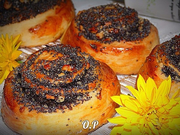 Дрожжевые булочки с маком и орехами