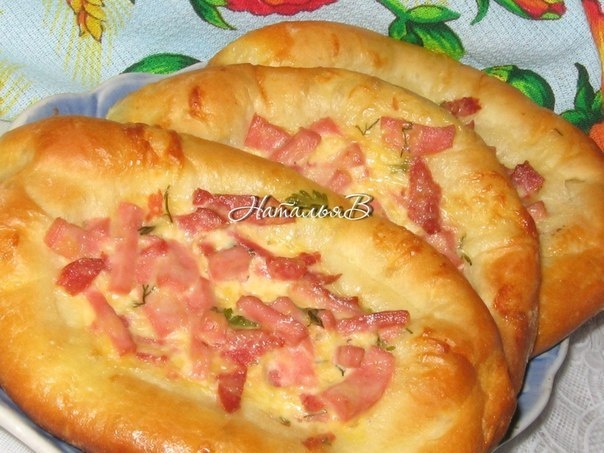 Открытые пирожки с колбаской и сыром Открытые пирожки с колбаской и сыром