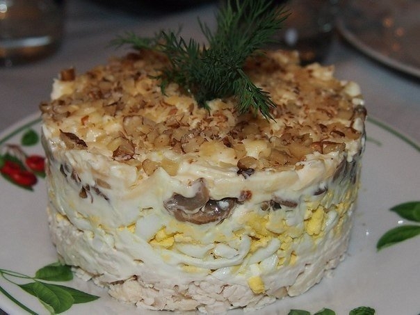 Салат с курицей,грибами и грецким орехом