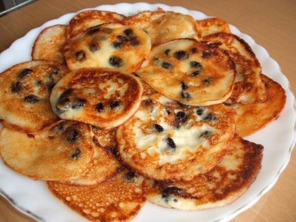 Оладьи из манной крупы с яблоком и изюмом