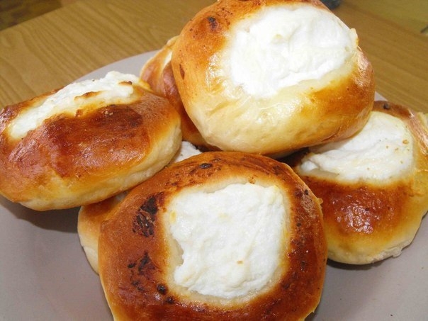 Ватрушки с творогом и изюмом Ватрушки с творогом и изюмом