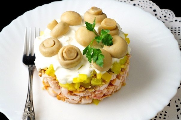 Салат с курицей, орехами и грибами