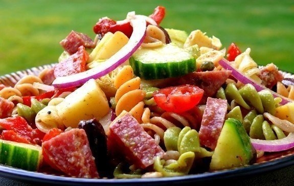 Салат с макаронами, салями и острой заправкой.