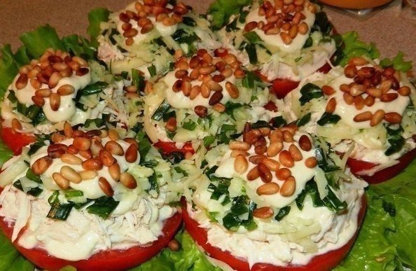 Салат-закуска с курицей и грецкими орехами