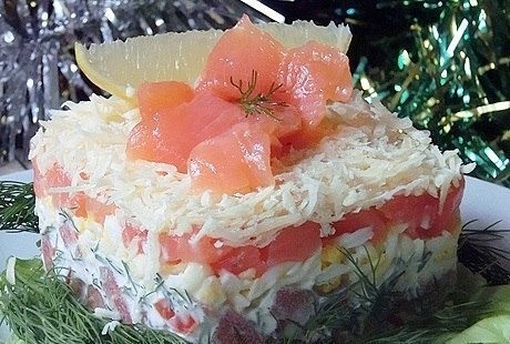 Салат с красной рыбой - блюдо праздничное, деликатесное и невероятно вкусное.