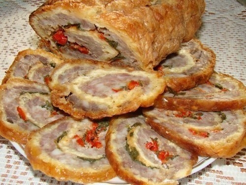 Рулет из сыра с мясным фаршем. Рулет из сыра с мясным фаршем.