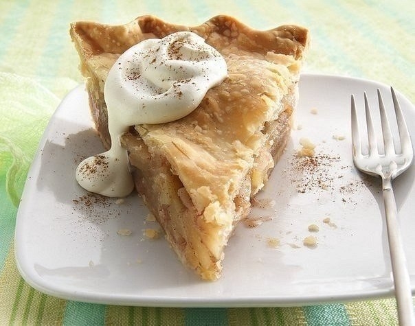 Яблочный тарт с изюмом и корицей