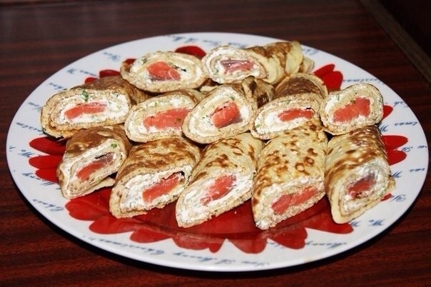 Блинчики с сёмгой и творожно-чесночной начинкой (низкокалорийная закуска) Блинчики с сёмгой и творожно-чесночной начинкой (низкокалорийная закуска)