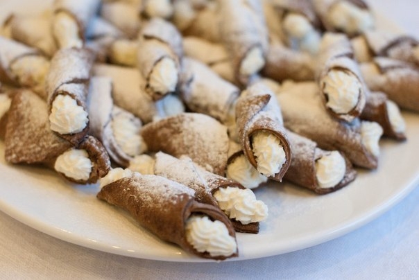 Сицилийские трубочки с творожным кремом Cannoli. Сицилийские трубочки с творожным кремом Cannoli.
