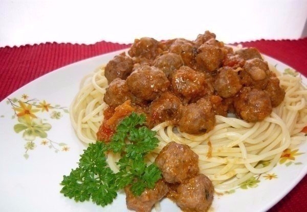 Спагетти с фрикадельками и соусом.
