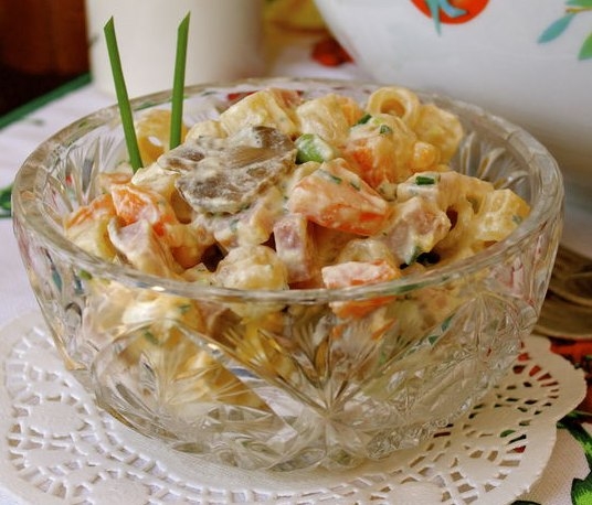 Салат из ветчины и макарон под соусом рикотта Салат из ветчины и макарон под соусом рикотта