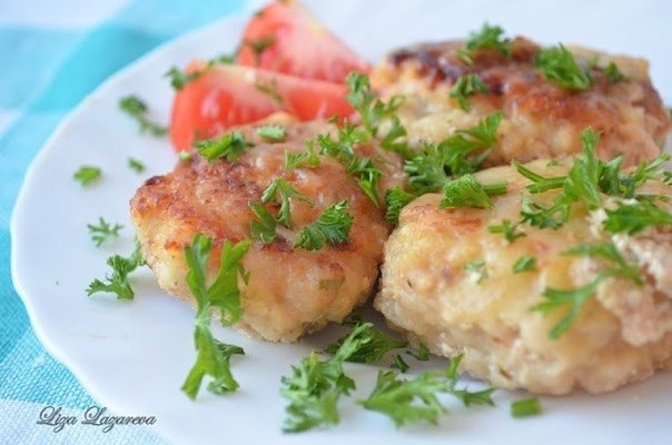 Куриные котлетки в сливочно-сырном соусе