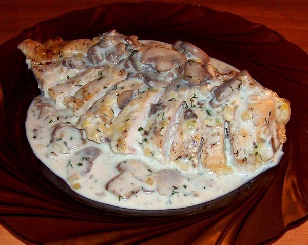 Куриная грудка в сметане