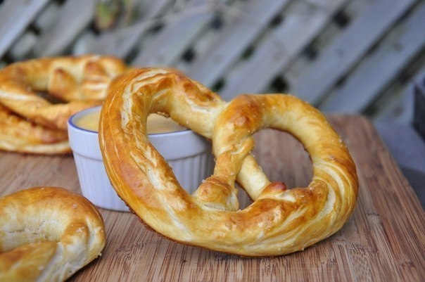 Мягкие крендели с чесночно-сырным соусом