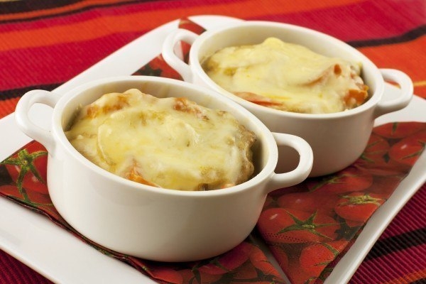 Мясо в горшочках с овощами и сыром