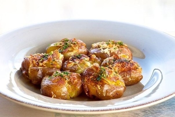 Картофель печеный в мундире, с соусом
