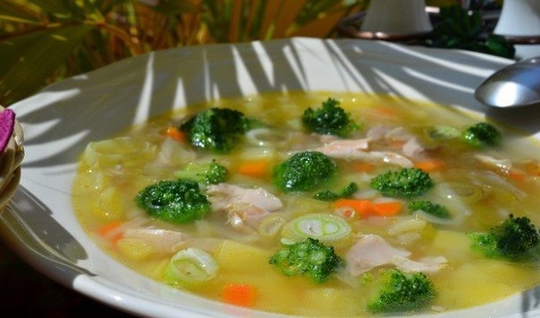Куриный суп с брокколи.