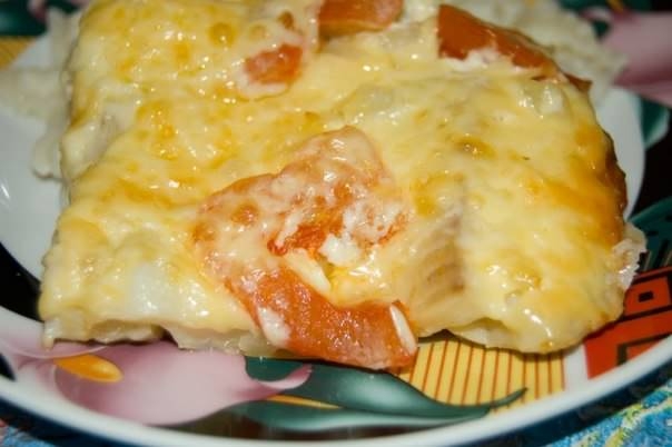 Треска в духовке под сырным соусом.