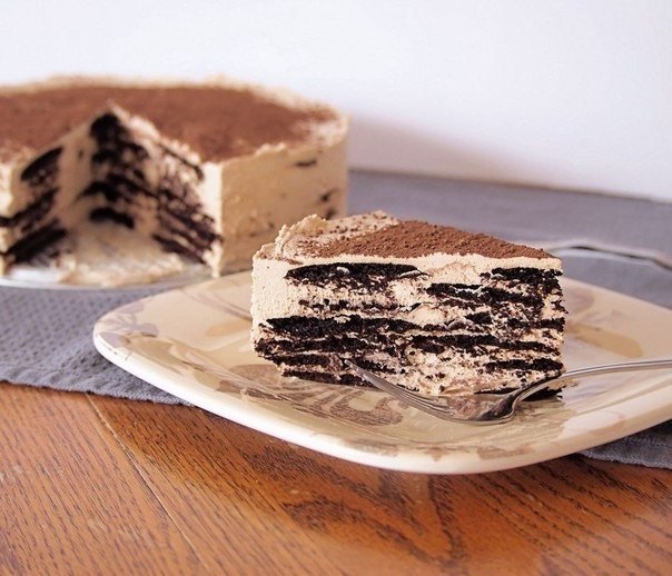 Кофейный десерт из вафель и крема.