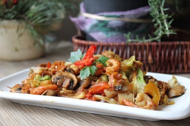 Капуста с креветками и шампиньонами по-пекински