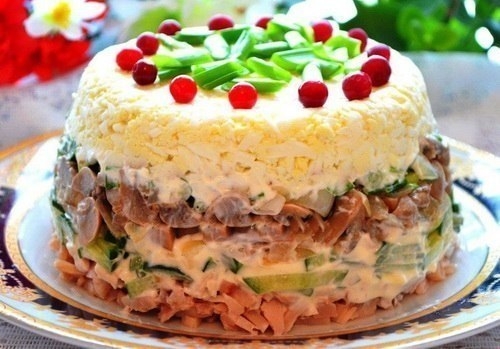 Слоеный салат с копченой курицей и грибами