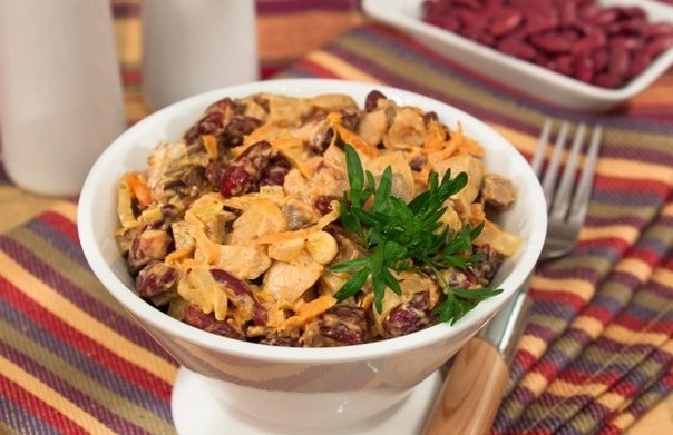 Салат с печенью, фасолью и маринованными грибами