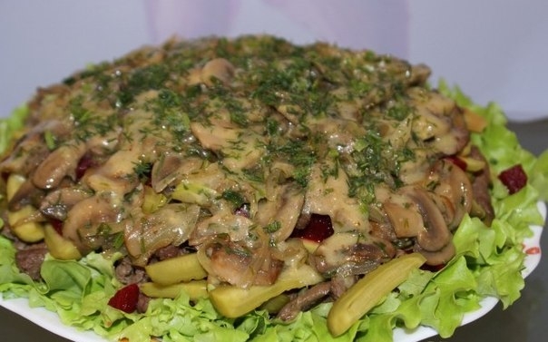 Пряный салат с говядиной и грибами