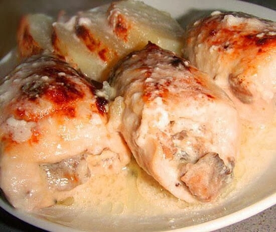 Куриные рулетики с шампиньонами в сливках