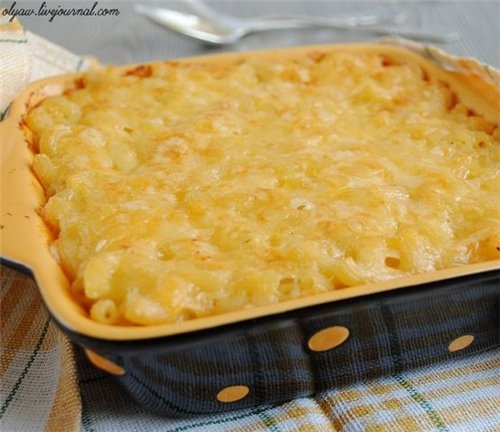 Макароны с сыром и соусом "бешамель".