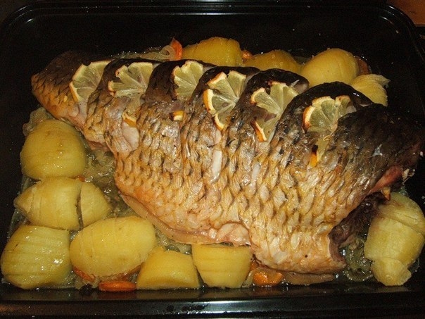 Запеченный зеркальный карп